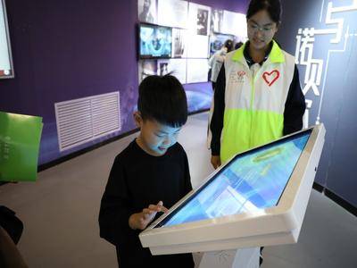 衡水市小学生在衡水中学科技馆浏览学习科学知识