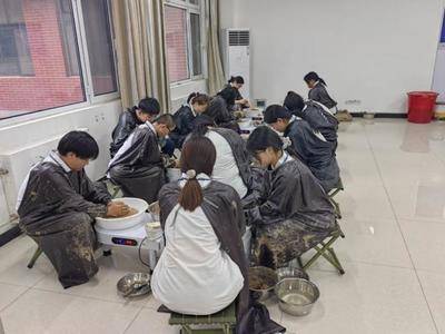 研学学生进行非遗文化黑陶工艺创作