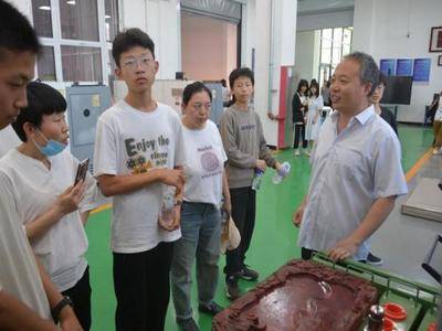 研学导师为学生讲解数控基础应用范畴