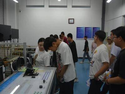学生参观新能源汽车控制线路图