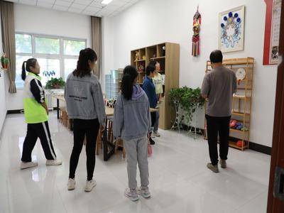 衡水市中学生在衡水中学艺术中心参观特色社团教室