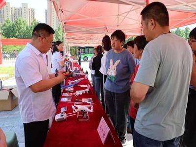 研学导师为学生讲解无人机的构造