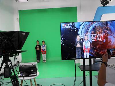 衡水市小学生在衡水中学融媒体中心体验小小主持人