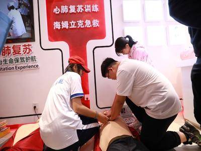 衡水市中学生在衡水中学生命安全体验馆学习急救知识