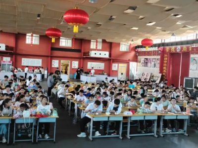 学生就餐场景
